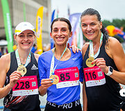 Alytaus bėgimo varžybų akimirka. Loreta Kančytė (viduryje), Vaida Žūsinaitė (kairėje), Diana Labočevskė.