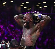 Deontay Wilderis nokautavo Robertą Heleniusą.