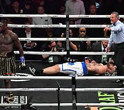 Deontay Wilderis nokautavo Robertą Heleniusą.