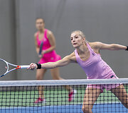 Rožinio kaspino teniso turnyras, kurio tikslas &ndash; i&scaron;reik&scaron;ti palaikymą krūties vėžiu sergančioms moterims.