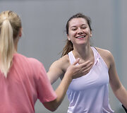 Rožinio kaspino teniso turnyras, kurio tikslas &ndash; i&scaron;reik&scaron;ti palaikymą krūties vėžiu sergančioms moterims.