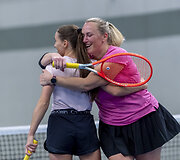 Rožinio kaspino teniso turnyras, kurio tikslas &ndash; i&scaron;reik&scaron;ti palaikymą krūties vėžiu sergančioms moterims.