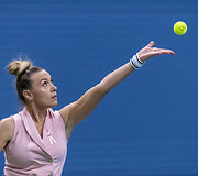 Rožinio kaspino teniso turnyras, kurio tikslas &ndash; i&scaron;reik&scaron;ti palaikymą krūties vėžiu sergančioms moterims.