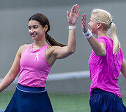 Rožinio kaspino teniso turnyras, kurio tikslas &ndash; i&scaron;reik&scaron;ti palaikymą krūties vėžiu sergančioms moterims.