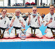 Kioku&scaron;in karatė Europos čempionato kata rungtis. Matas Sasnauskas, Tomas Zienius, Rima Lisinskaitė ir Diana Mačiūtė