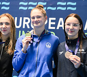 Europos jaunimo plaukimo čempionato Lazdynų baseine akimirka. Smiltė Plytnykaitė (kairėje), Eneli Jefimova (viduryje).