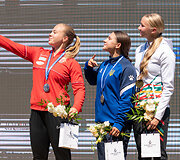 Julija Jevtu&scaron;enkaitė (de&scaron;inėje)