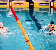 Rūta Meilutytė ir Eneli Jefimova (kairėje)