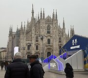 Olimpinių prekių parduotuvė prie Milano katderos.