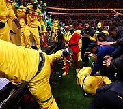 Afrikos čempionato finalas: Marokas &ndash; Senegalas. Sirgalius i&scaron; senegalo tramdo policija.