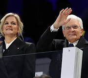 Olimpinių žaidynių Italijoje atidarymo fiesta. Italijos prezidentas&nbsp;Sergio Mattarella ir IOC prezidentė Kirsty Coventry.