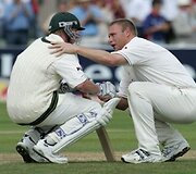 Andrew Flintoffas (Anglija) guodžia Brettą Lee (Australija) po pralaimėjimo