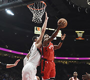 &bdquo;Toronto Raptors&ldquo; krep&scaron;ininkai su J.Valančiūnu NBA rungtynėse įveikė &bdquo;Utha Jazz&ldquo;.