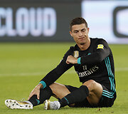 Pasaulio klubų taurės turnyro pusfinalyje Madrido &bdquo;Real&ldquo; futbolininkai 2:1 palaužė &bdquo;Al Jazira&ldquo; klubą..