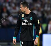 Pasaulio klubų taurės turnyro pusfinalyje Madrido &bdquo;Real&ldquo; futbolininkai 2:1 palaužė &bdquo;Al Jazira&ldquo; klubą..