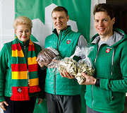 Mantas Strolia (de&scaron;inėje), Modestas Vaičiulis ir Dalia Grybauskaitė 