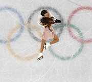 Amerikiečiai Madison Chock ir Evanas Batesas griuvo per olimpinių žaidynių Pjongčange dailiojo čiuožimo varžybas.