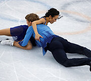 Amerikiečiai Madison Chock ir Evanas Batesas griuvo per olimpinių žaidynių Pjongčange dailiojo čiuožimo varžybas.