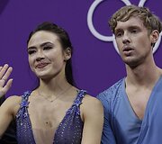 Amerikiečiai Madison Chock ir Evanas Batesas griuvo per olimpinių žaidynių Pjongčange dailiojo čiuožimo varžybas.
