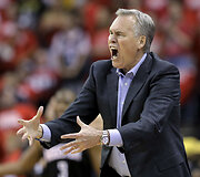 NBA Vakarų konferencijos finale &bdquo;Houston Rockets&ldquo; namie įveikė &bdquo;Warriors&ldquo; komandą ir įsiveržė į priekį 3:2.