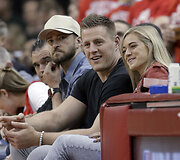 NBA Vakarų konferencijos finale &bdquo;Houston Rockets&ldquo; namie įveikė &bdquo;Warriors&ldquo; komandą ir įsiveržė į priekį 3:2.