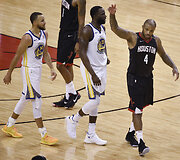 NBA Vakarų konferencijos finale &bdquo;Houston Rockets&ldquo; namie įveikė &bdquo;Warriors&ldquo; komandą ir įsiveržė į priekį 3:2.
