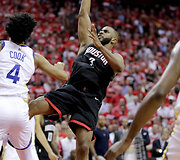 NBA Vakarų konferencijos finale &bdquo;Houston Rockets&ldquo; namie įveikė &bdquo;Warriors&ldquo; komandą ir įsiveržė į priekį 3:2.