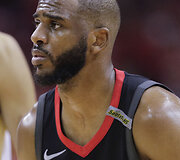 NBA Vakarų konferencijos finale &bdquo;Houston Rockets&ldquo; namie įveikė &bdquo;Warriors&ldquo; komandą ir įsiveržė į priekį 3:2.