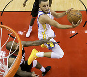 NBA Vakarų konferencijos finale &bdquo;Houston Rockets&ldquo; namie įveikė &bdquo;Warriors&ldquo; komandą ir įsiveržė į priekį 3:2.