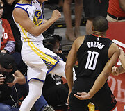 NBA Vakarų konferencijos finale &bdquo;Houston Rockets&ldquo; namie įveikė &bdquo;Warriors&ldquo; komandą ir įsiveržė į priekį 3:2.