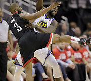 NBA Vakarų konferencijos finale &bdquo;Houston Rockets&ldquo; namie įveikė &bdquo;Warriors&ldquo; komandą ir įsiveržė į priekį 3:2.