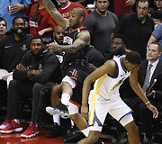 NBA Vakarų konferencijos finale &bdquo;Houston Rockets&ldquo; namie įveikė &bdquo;Warriors&ldquo; komandą ir įsiveržė į priekį 3:2.