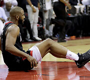NBA Vakarų konferencijos finale &bdquo;Houston Rockets&ldquo; namie įveikė &bdquo;Warriors&ldquo; komandą ir įsiveržė į priekį 3:2.