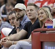 NBA Vakarų konferencijos finale &bdquo;Houston Rockets&ldquo; namie įveikė &bdquo;Warriors&ldquo; komandą ir įsiveržė į priekį 3:2.