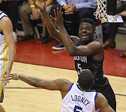 NBA Vakarų konferencijos finale &bdquo;Houston Rockets&ldquo; namie įveikė &bdquo;Warriors&ldquo; komandą ir įsiveržė į priekį 3:2.