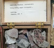 Melburno lietuvių klubo bibliotekos eksponatai.