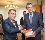 Nyderlandų Karalystės ambasada įteikė &bdquo;&Scaron;imtmečio dovaną&ldquo; Lietuvos miestams