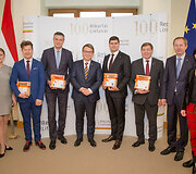 Nyderlandų Karalystės ambasada įteikė &bdquo;&Scaron;imtmečio dovaną&ldquo; Lietuvos miestams