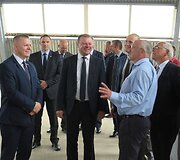 Saulius Skvernelis su Vilkavi&scaron;kio rajono politikais apžiūrinėja Vilkavi&scaron;kio sporto salę