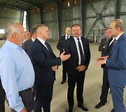 Saulius Skvernelis su Vilkavi&scaron;kio rajono politikais apžiūrinėja Vilkavi&scaron;kio sporto salę