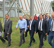 Saulius Skvernelis su Vilkavi&scaron;kio rajono politikais apžiūrinėja Vilkavi&scaron;kio sporto salę
