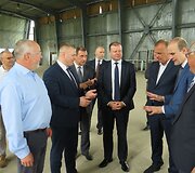 Saulius Skvernelis su Vilkavi&scaron;kio rajono politikais apžiūrinėja Vilkavi&scaron;kio sporto salę
