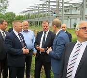 Saulius Skvernelis su Vilkavi&scaron;kio rajono politikais apžiūrinėja Vilkavi&scaron;kio sporto salę