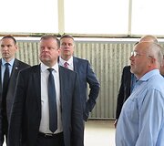 Saulius Skvernelis su Vilkavi&scaron;kio rajono politikais apžiūrinėja Vilkavi&scaron;kio sporto salę