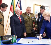 2017 07 31. Lietuvos Respublikos Prezidentė Dalia Grybauskaitė Taline susitinka su Baltijos &scaron;alių vadovais ir JAV viceprezidentu Mike'u Pence'u 