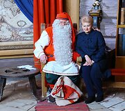 2017 12 04. Lietuvos Respublikos Prezidentė Dalia Grybauskaitė kartu su vaikais i&scaron; globos namų susitinka su Kalėdų Seneliu