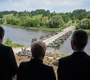 2017 06 20. Lietuvos Respublikos Prezidentė Dalia Grybauskaitė su NATO generaliniu sekretoriumi stebi pratybas &bdquo;Geležinis vilkas 2017&ldquo;