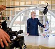 2017 02 06. Lietuvos Respublikos Prezidentė Dalia Grybauskaitė su lietuvi&scaron;kai &scaron;nekančiu robotuku 