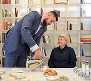 2017 09 15. Lietuvos Respublikos Prezidentė Dalia Grybauskaitė su krep&scaron;ininku Jonu Valančiūnu 