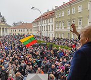 2017 02 16. Lietuvos Respublikos Prezidentė Dalia Grybauskaitė dalyvauja trijų Baltijos valstybių vėliavų pakėlimo ceremonijoje ir sveikina tautą Vasario 16-osios proga
